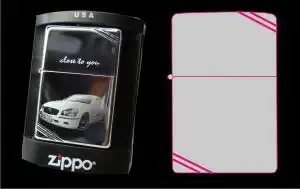 フラッドヘッドジッポー。他のジッポーと比べると丸みが少なく、角ばった印象です。ちょっと変わり種を求めている方はどうぞ。