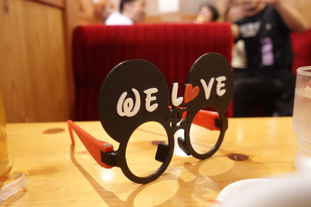 めがねをワンポイントのおしゃれとして活用できるアイテム