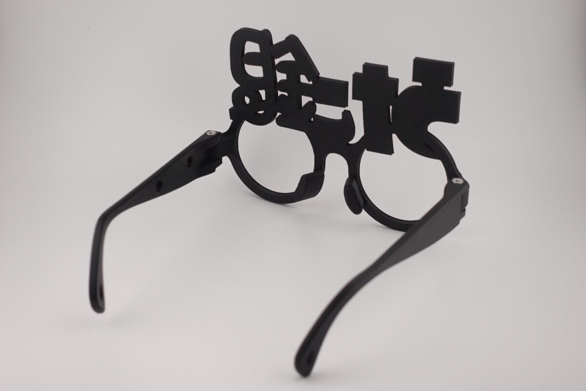 「うた銀」形状の眼鏡は、そのユニークなデザイン