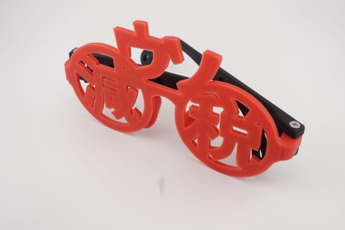 DSC06948 減税ウソメガネのデザインつるを曲げた状態