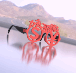 銀行の金庫室に男性カネに眼鏡ぇのだてメガネ　お金の欲求を満たす人の愛用眼鏡