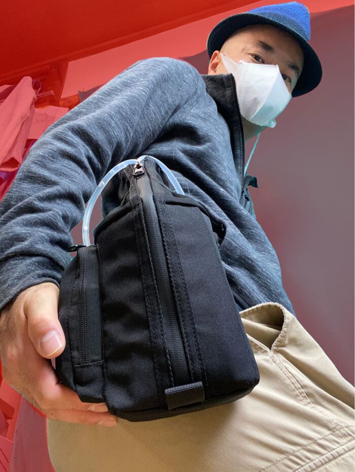 快適なボトル交換 腰から離さずとも、ぐるりと回せる、CS321ポーチ、ボトル交換時に快適に作業できます。