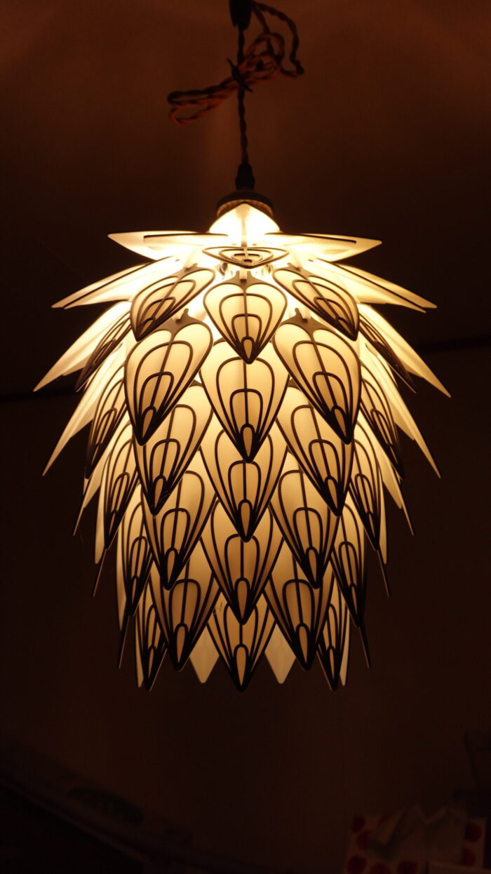 葉が織りなす繊細なデザインと、温かな光が融合したペンダントライト