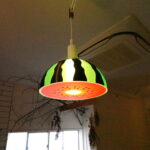 【種までリアルに再現！】お部屋がたちまち夏仕様に！ インパクト抜群の「スイカのペンダントライト」