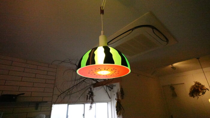 【種までリアルに再現！】お部屋がたちまち夏仕様に！ インパクト抜群の「スイカのペンダントライト」